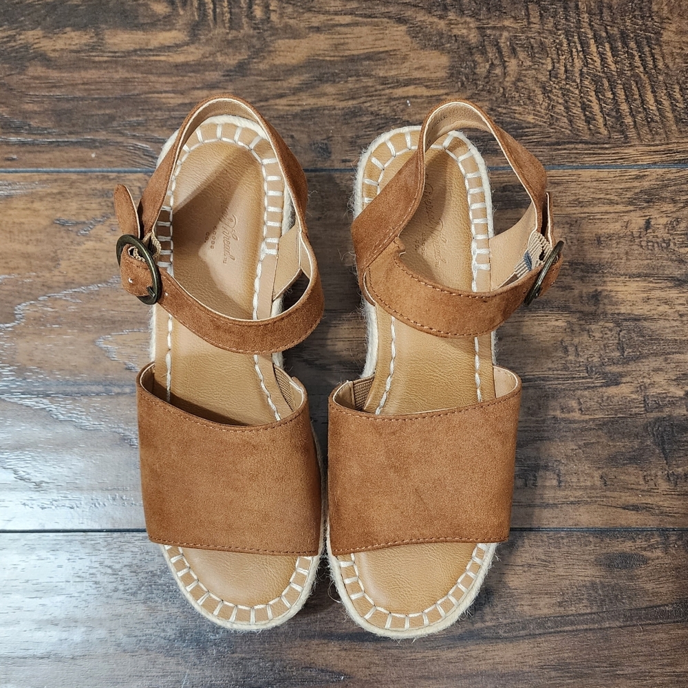 Universal Thread Size 5.5 Wedge Heels
